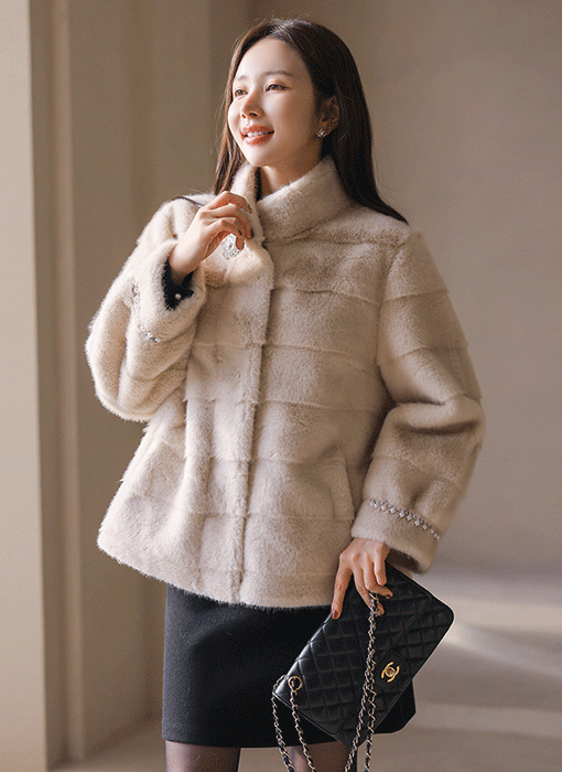 ジュエリーブローチ付きフェイクファーコート ct43165