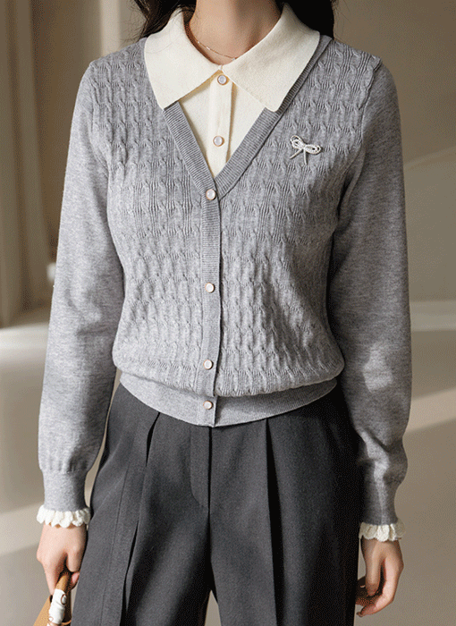 カラーニットレイヤード風リボンブローチ付きケーブルニットプルオーバー nt43542